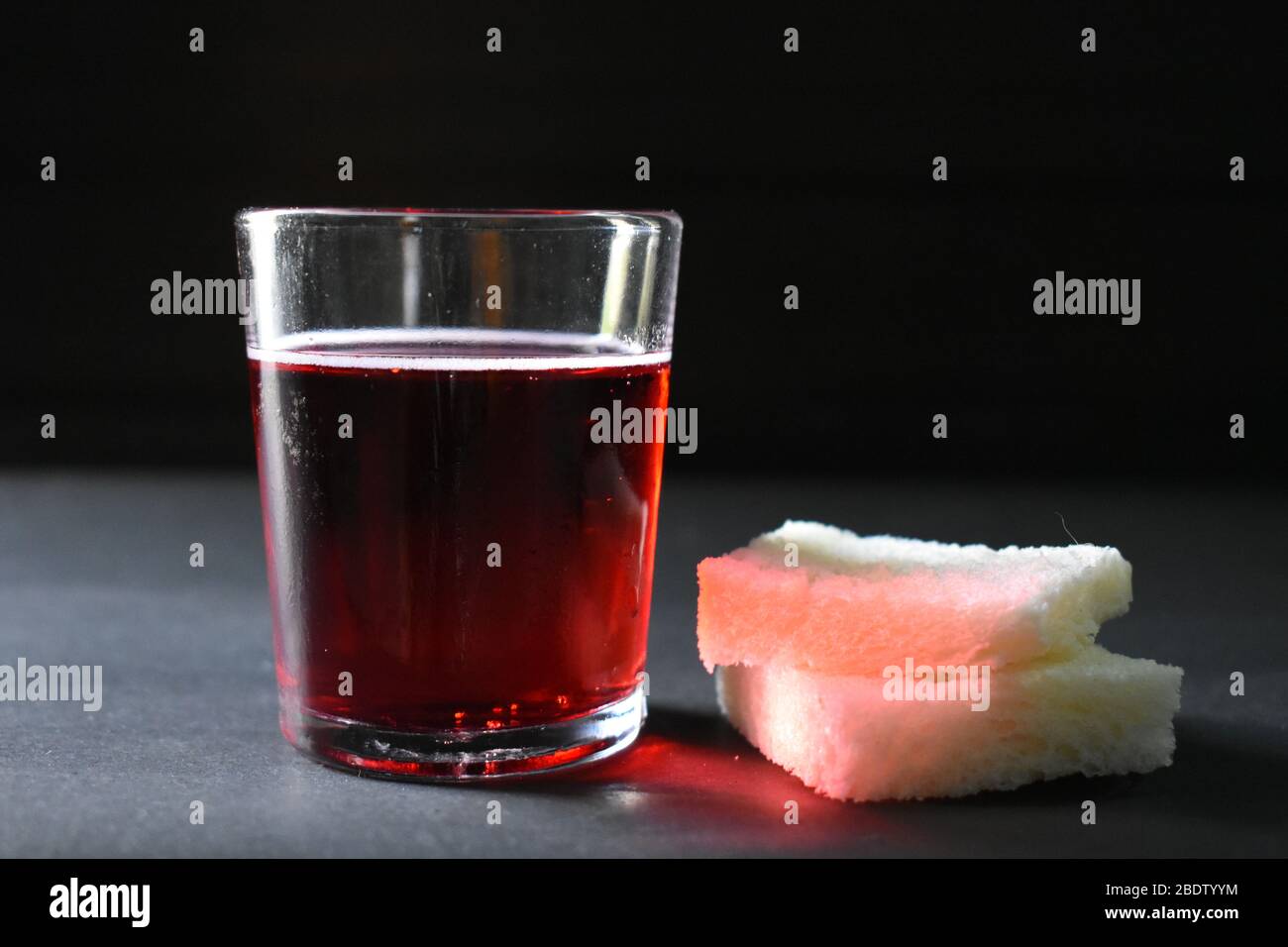Comunione Santa in casa durante lo scoppio del coronavirus. Surakarta, Indonesia. Foto Stock