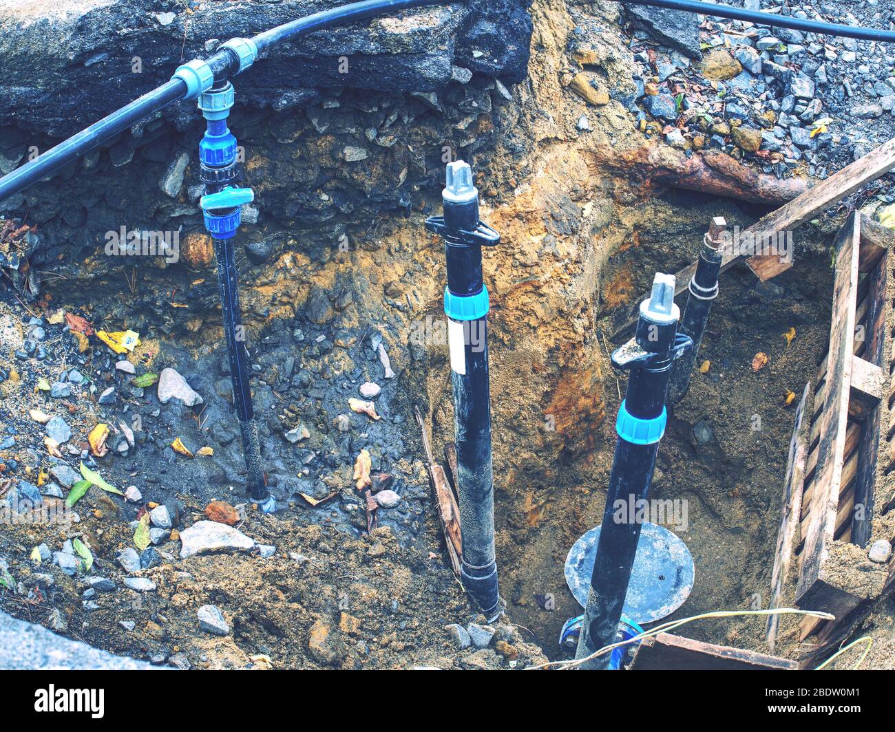 Conduttura in plastica per la fornitura di acqua potabile dalla filiale principale della città a ogni casa. Foto Stock