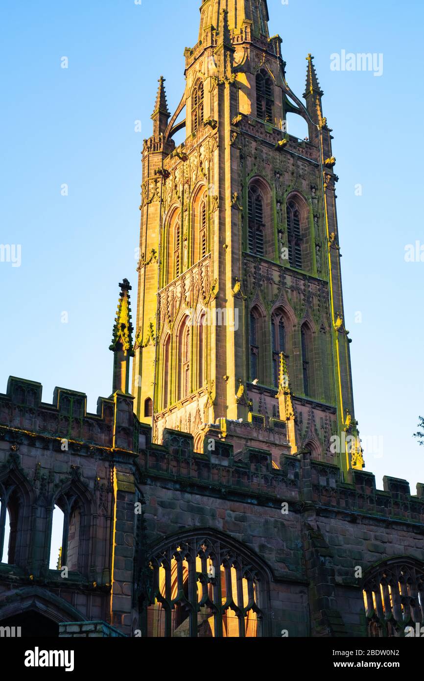 Chiesa della Santissima Trinità all'alba in primavera. Coventry, West Midlands, Inghilterra Foto Stock