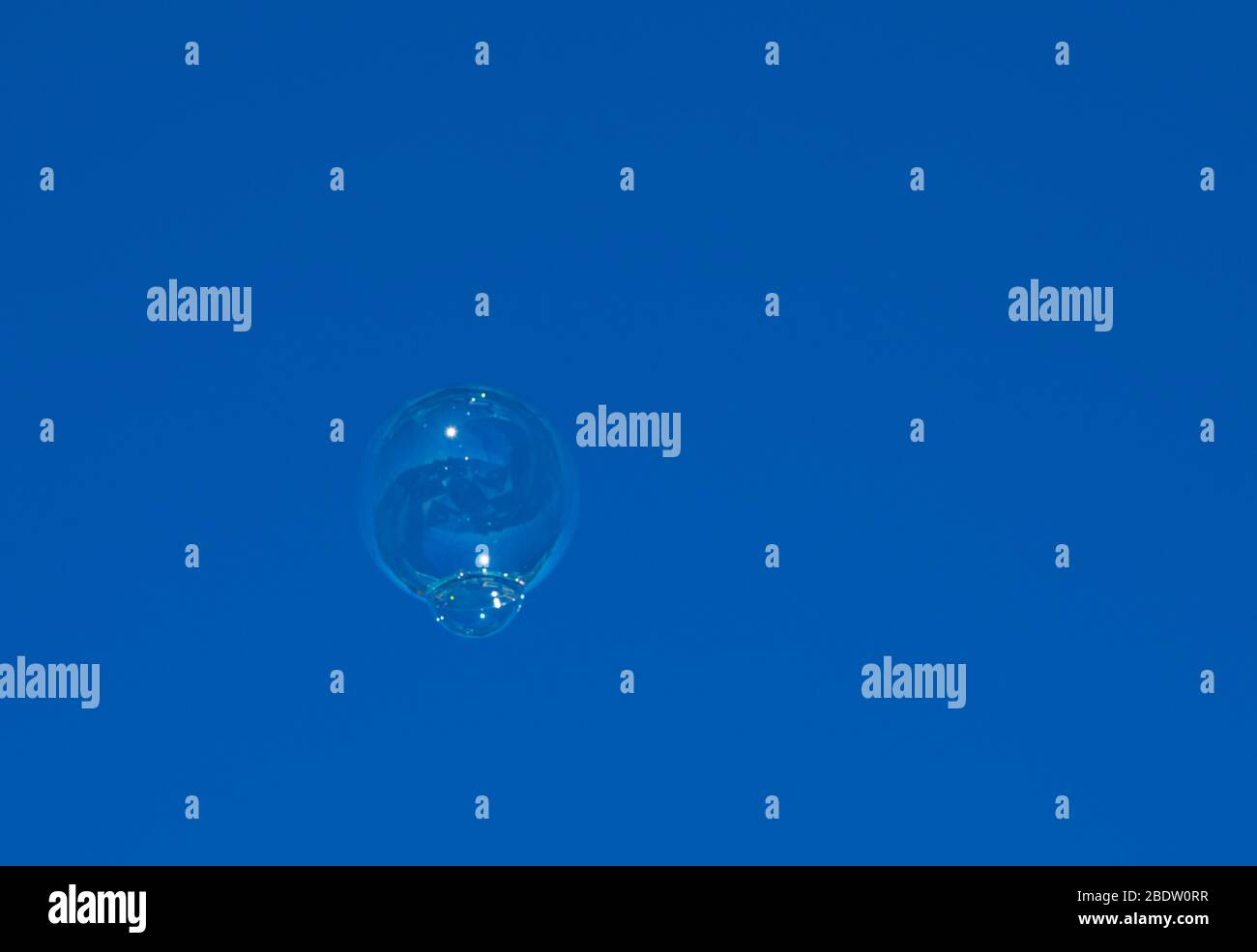 Cupola trasparente trasparente leggera soffiato galleggiante in aria contro il bellissimo cielo azzurro in tempo reale Foto Stock