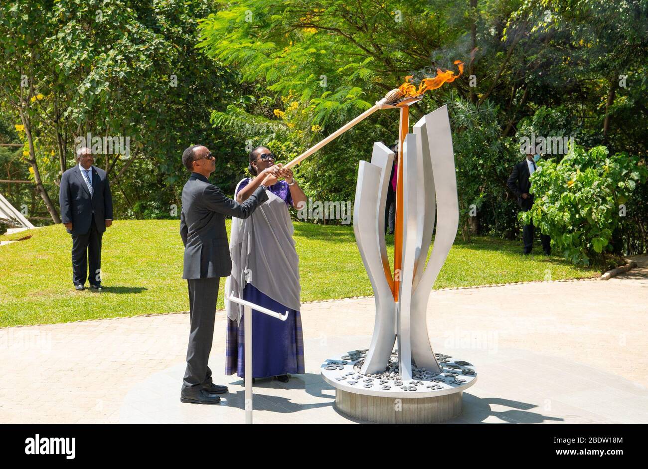 (200410) -- PECHINO, 10 aprile 2020 (Xinhua) -- il presidente ruandese Paul Kagame e la prima signora Jeannette Kagame illuminano una fiamma di ricordo al Kigali Genocide Memorial, il luogo di riposo finale per oltre 250,000 vittime del genocidio del 1994 contro i tutsi, a Kigali, capitale del Ruanda, il 7 aprile 2020. (Memoriale del genocidio di Kigali/Handout via Xinhua) Foto Stock