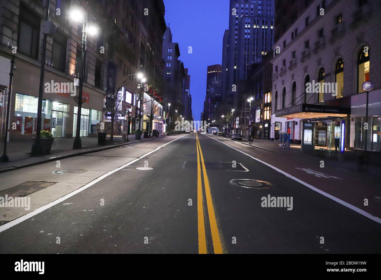 New York, Stati Uniti. 09 Aprile 2020. Le strade sono viste vuote a Manhattan a New York City negli Stati Uniti questo giovedì, 09. New York City è l'epicentro della pandemia di Coronavirus (COVID-19). Credit: Brazil Photo Press/Alamy Live News Foto Stock