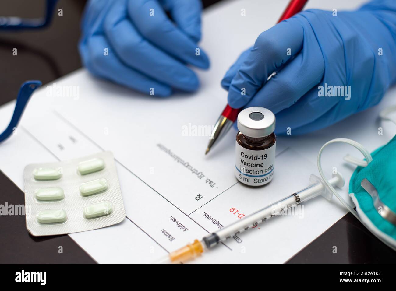 Medico che prescrive l'idrossiclorochina per il trattamento di nuovi coronavirus covid-19 Foto Stock