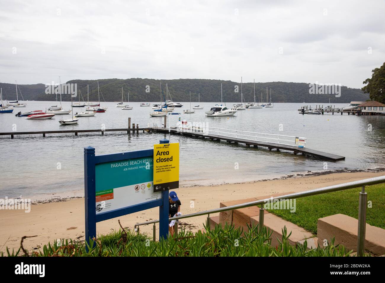 COVID 19 Sydney, il comune locale ha chiuso alcune spiagge per il weekend di Pasqua, tra cui la spiaggia Small Paradise sulla Pittwater Australia di Sydney Foto Stock