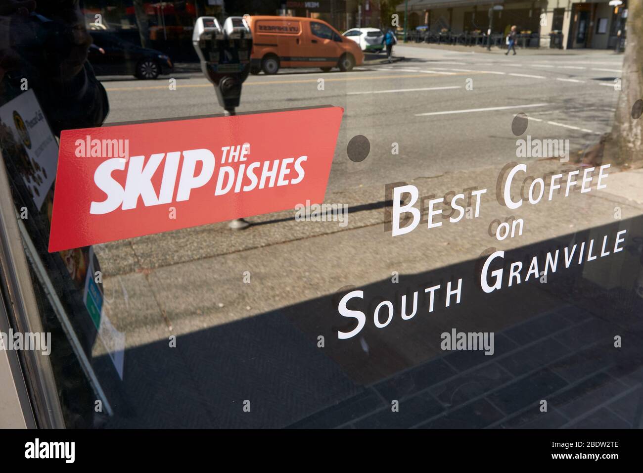 Vancouver, Canada, 09 aprile 2020. Un bar chiuso mostra un cartello per la consegna di cibo domestico sulla sua finestra frontale durante la pandemia COVD-19. Foto Stock