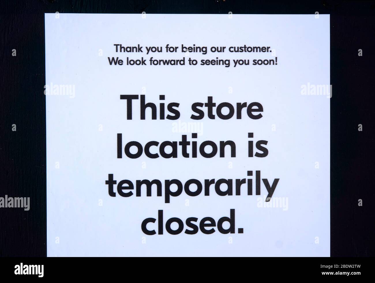 Vancouver, Canada, 09 aprile 2020. Un negozio mostra un cartello temporaneamente chiuso sulla sua porta durante la pandemia COVD-19. Foto Stock