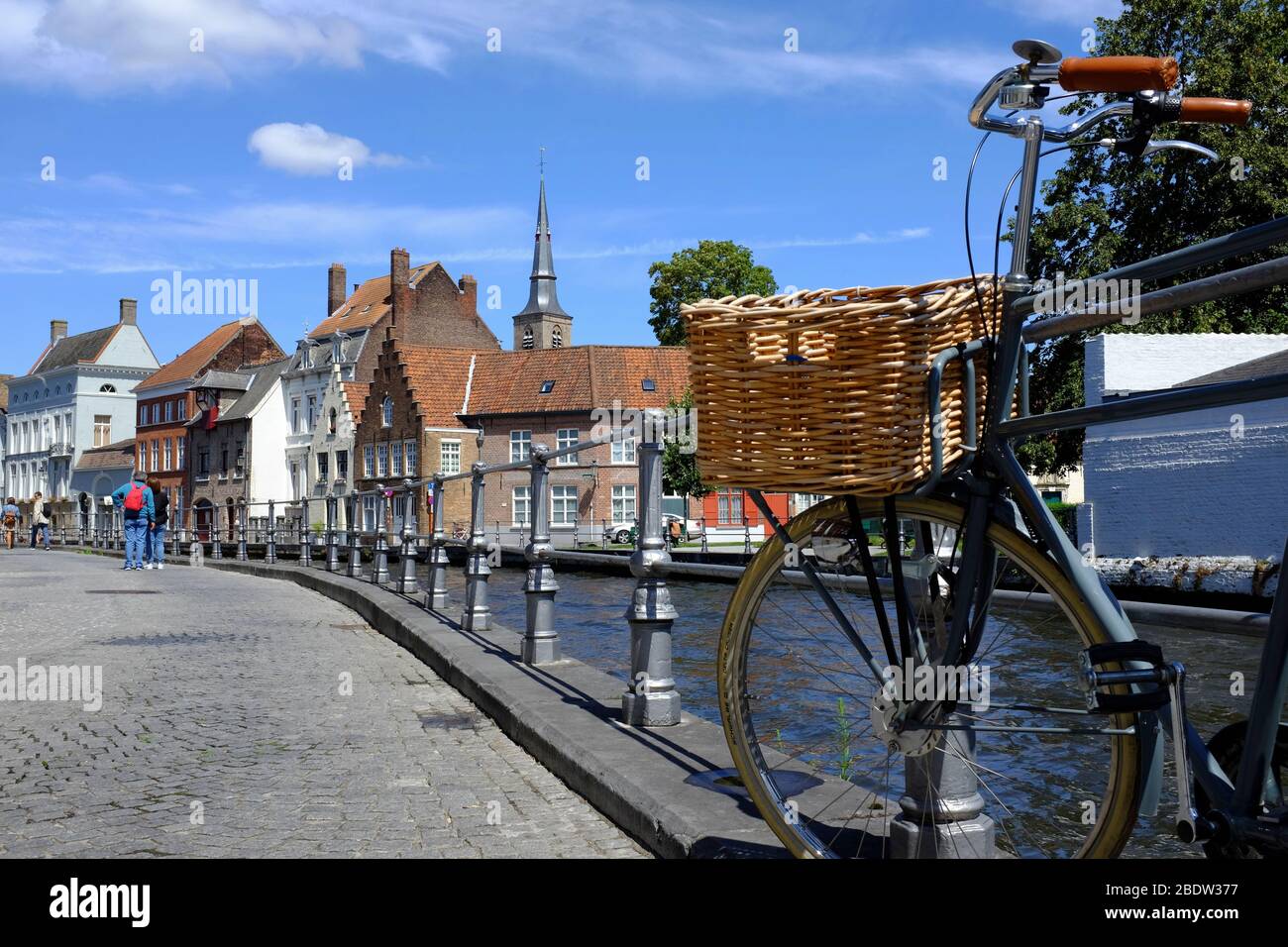Canale nel centro storico di Bruge con una bicicletta in primo piano.Bruges.Fiandre Occidentali.Belgio Foto Stock
