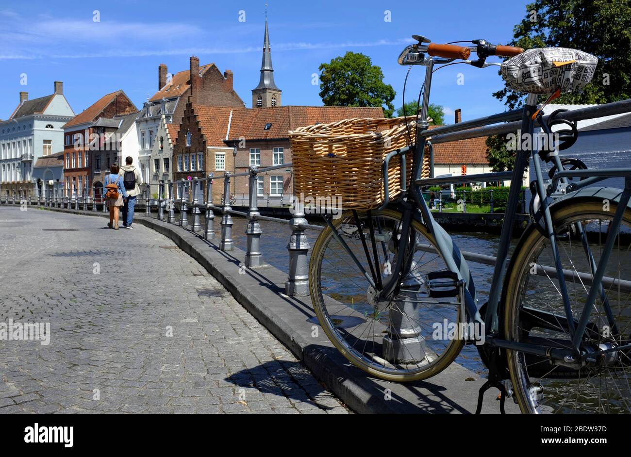 Canale nel centro storico di Bruge con una bicicletta in primo piano.Bruges.Fiandre Occidentali.Belgio Foto Stock