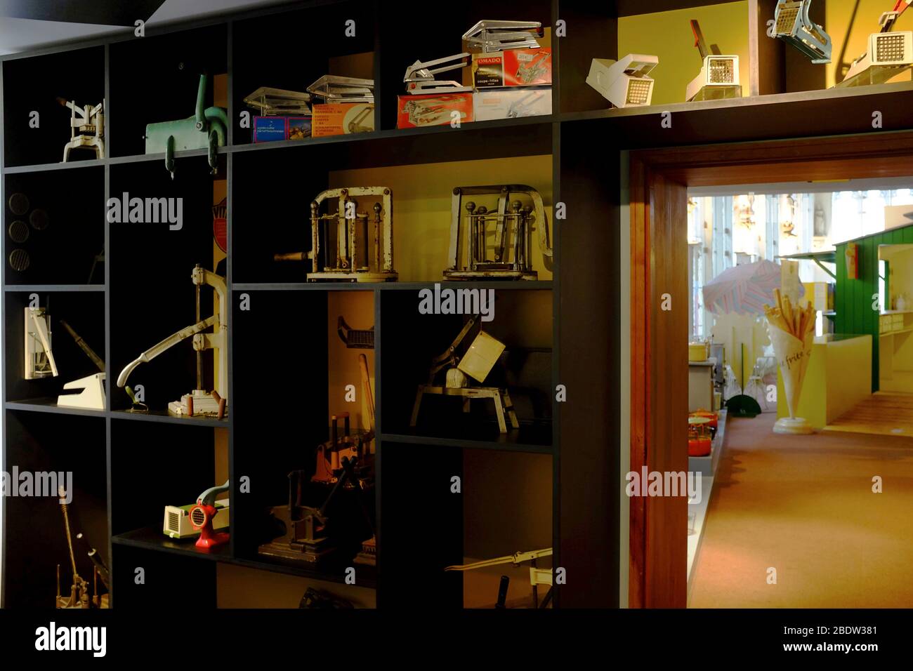 Dispositivi per la produzione di patatine esposti nel Frietmuseum Fries Museum.Bruges.West Flanders.Belgium Foto Stock