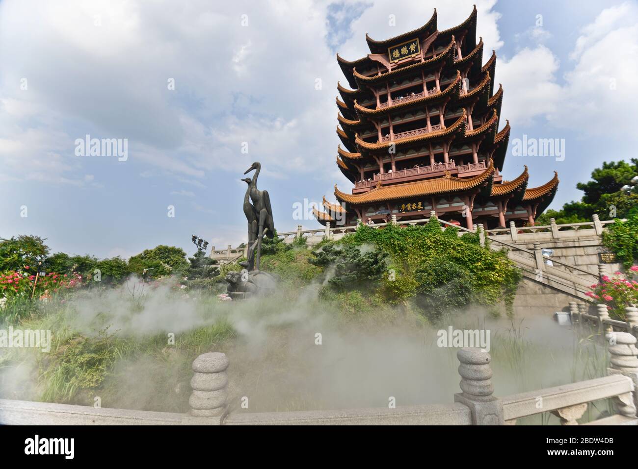 Torre della Gru gialla e sculture in bronzo di gru restituite. Wuhan, Cina Foto Stock