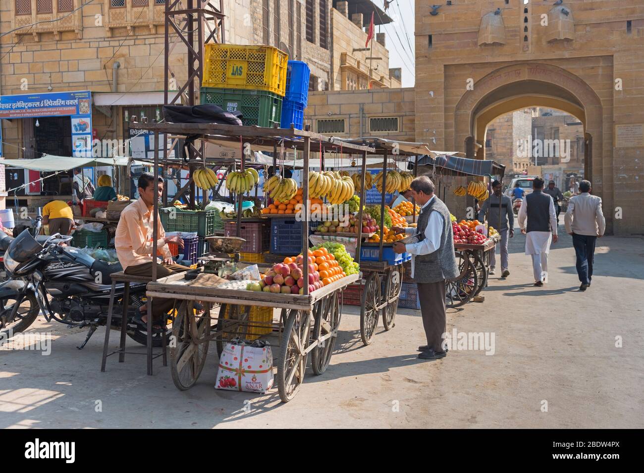 Mercato di strada Gandhi Chowk Jaisalmer, Rajasthan India Foto Stock