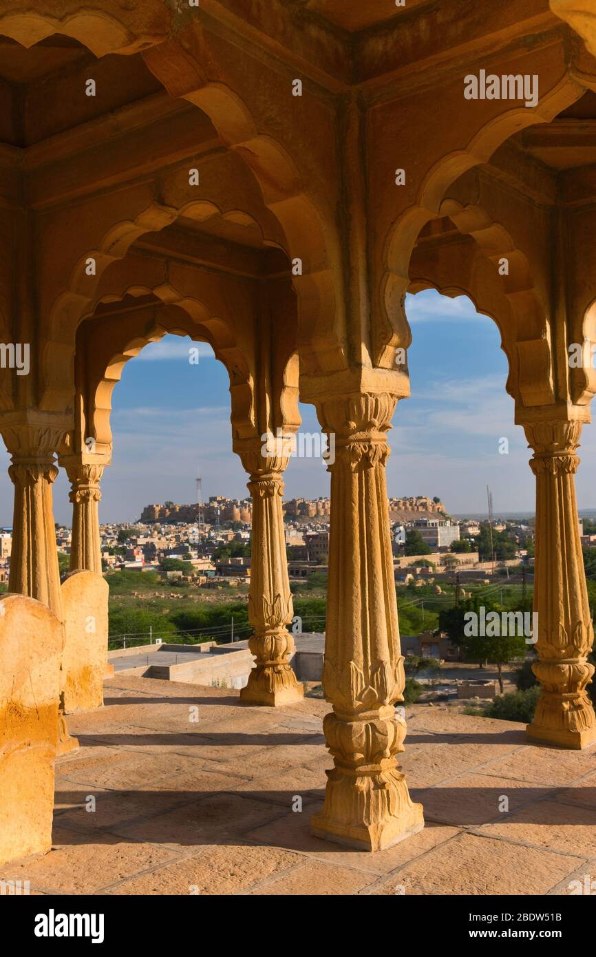 Vista a Jaisalmer Fort da Vyas Chhatri cenotaphs Sunset Point Rajasthan India Foto Stock