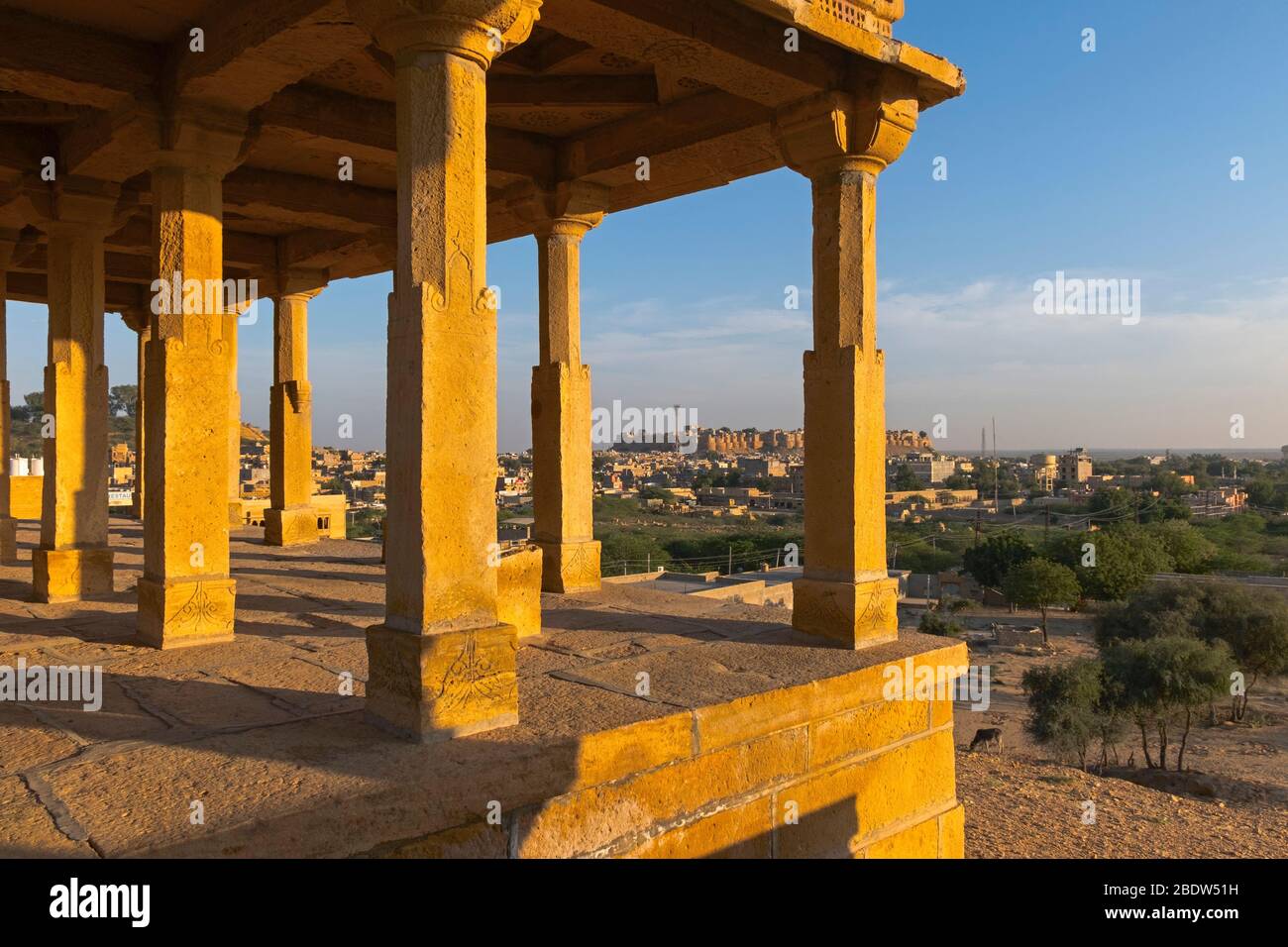 Vista a Jaisalmer Fort da Vyas Chhatri cenotaphs Sunset Point Rajasthan India Foto Stock