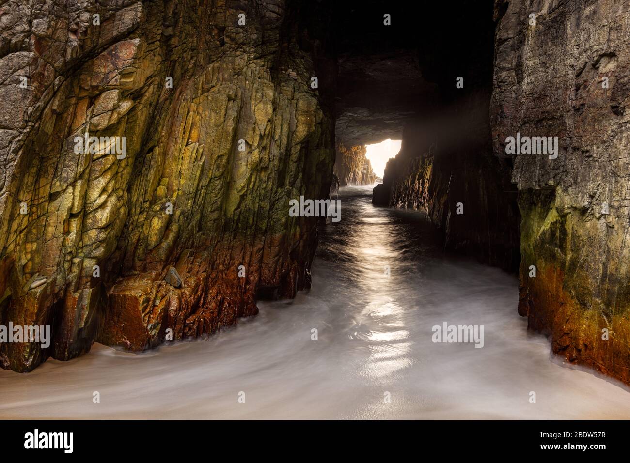 Spettacolare Grotta notevole sulla penisola di Tasman. Foto Stock