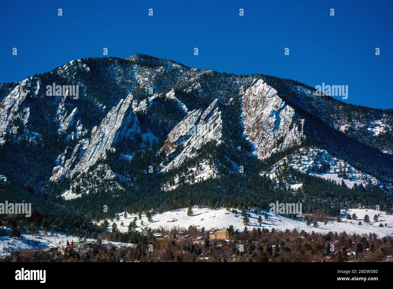 Le montagne Flatirons a Boulder, Colorado, in un giorno invernale innevato Foto Stock