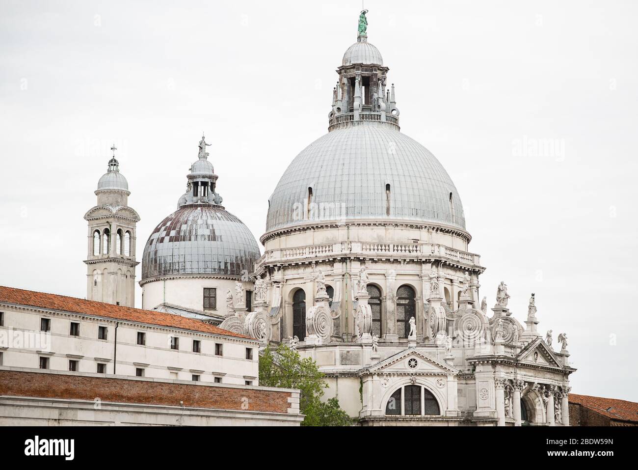Basilica di Santa Maria della Salute - Venezia, Italia. Cielo nuvoloso. Foto Stock