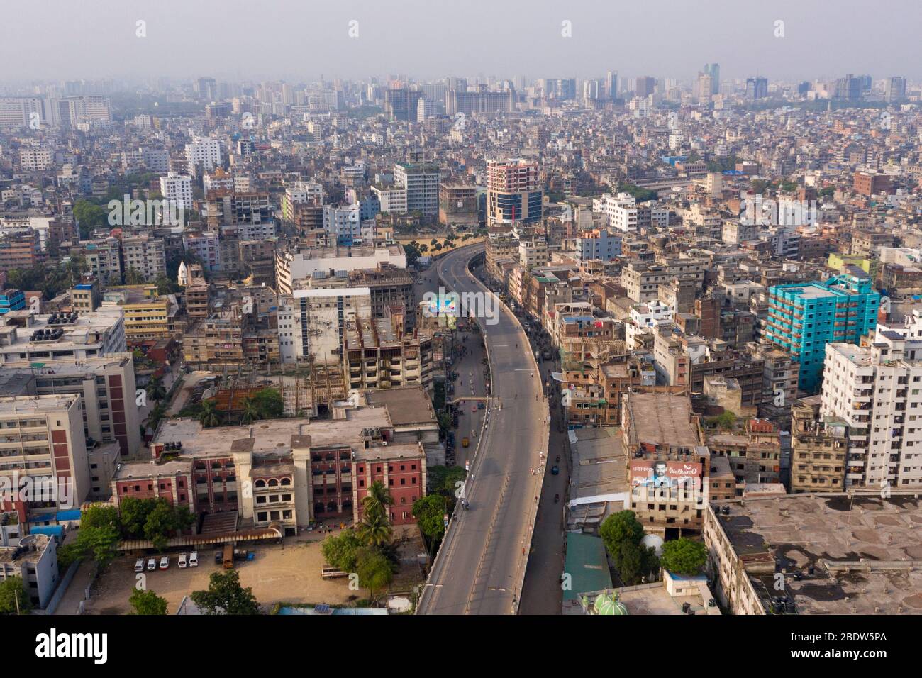 DHAKA, BANGLADESH - APRILE 08: Veduta aerea di una strada di passaggio vuota durante l'assalto imposto dal governo come misura preventiva contro il COVID-19 coro Foto Stock