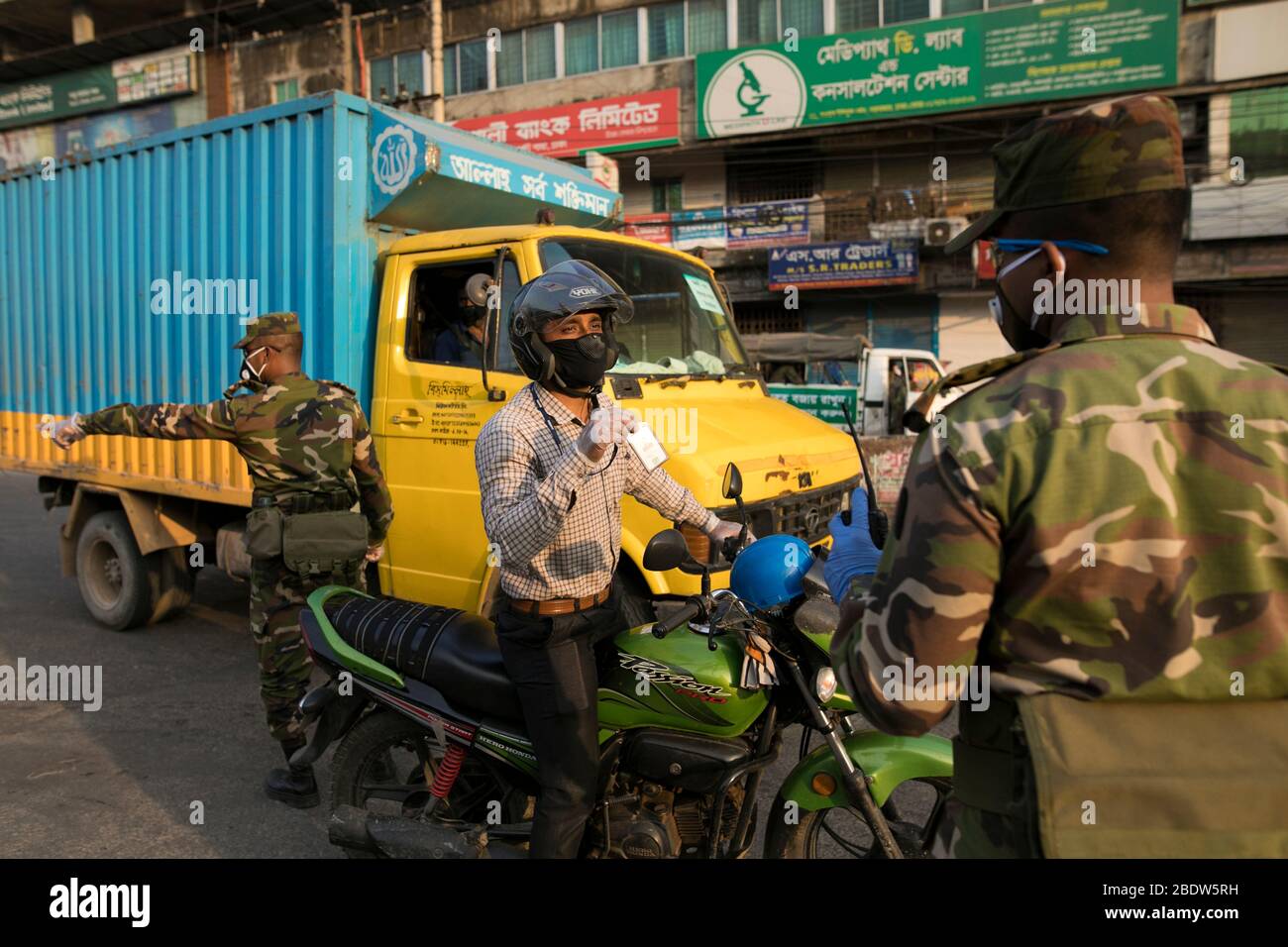 DHAKA, BANGLADESH - APRILE 08: L'esercito del Bangladesh controlla i veicoli sulla strada durante l'operazione di blocco imposto dal governo come misura preventiva contro il C. Foto Stock