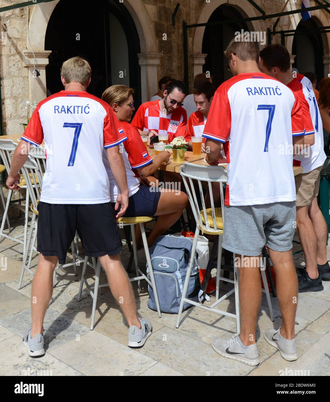 Gli appassionati di calcio croati che guardano la finale della Coppa del mondo nella città vecchia di Dubrovnik. Foto Stock