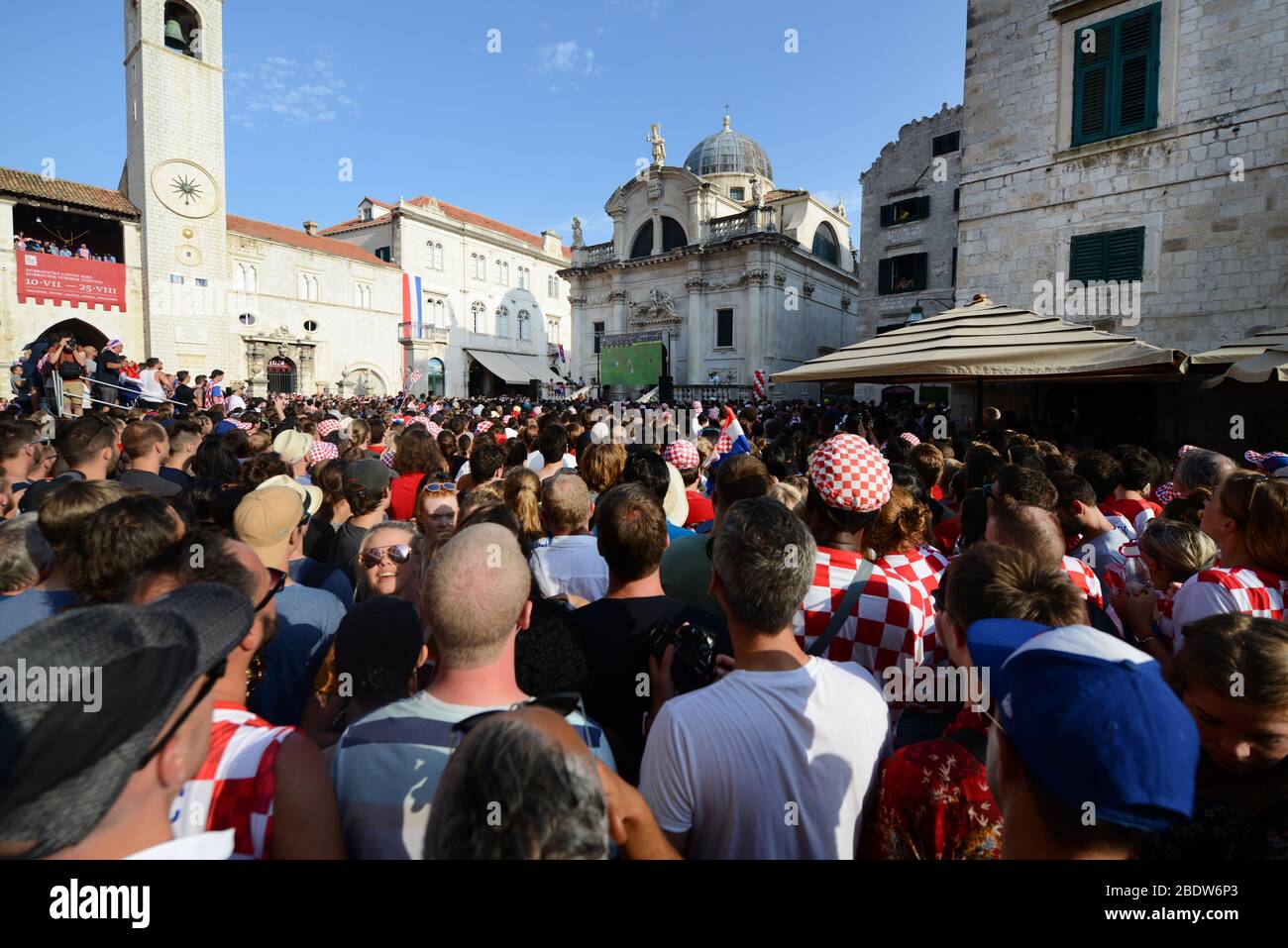 Gli appassionati di calcio croati che guardano la finale della Coppa del mondo nella città vecchia di Dubrovnik. Foto Stock