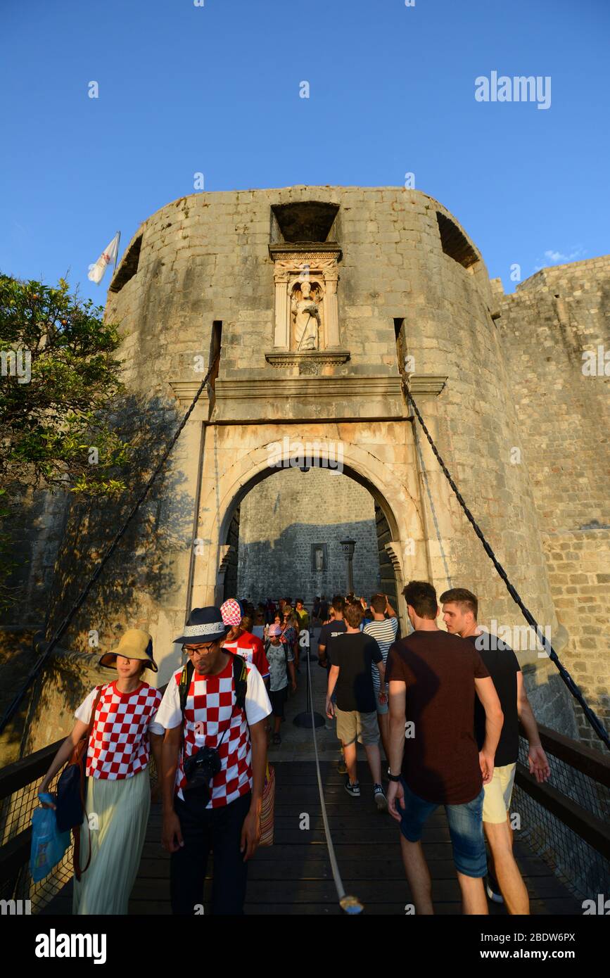 Grande coronato lasciando la città vecchia di Dubrovnik attraverso la porta pile. Foto Stock