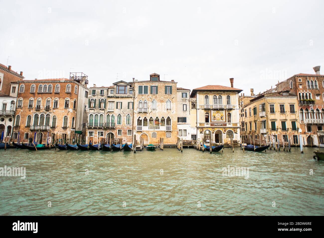Venezia. Italia - 14 maggio 2019: Vecchi edifici sul Canal Grande a Venezia. Italia. Cielo nuvoloso. Tempo piovoso. Foto Stock