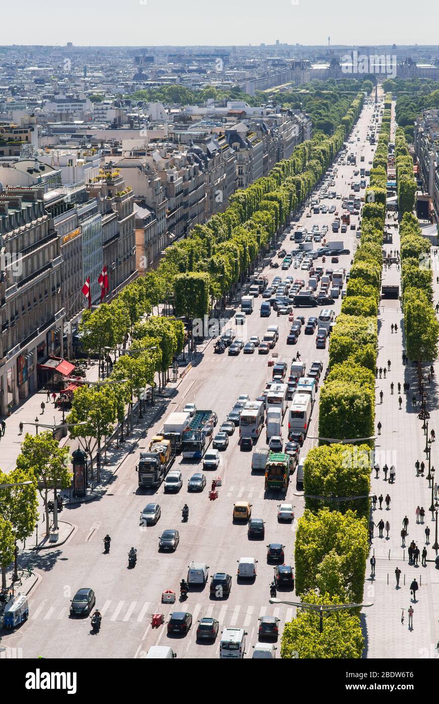 Parigi. Francia - 15 maggio 2019: Avenue des Champs Elysees. Vista dall'Arco di Trionfo a Parigi. Francia. Foto Stock