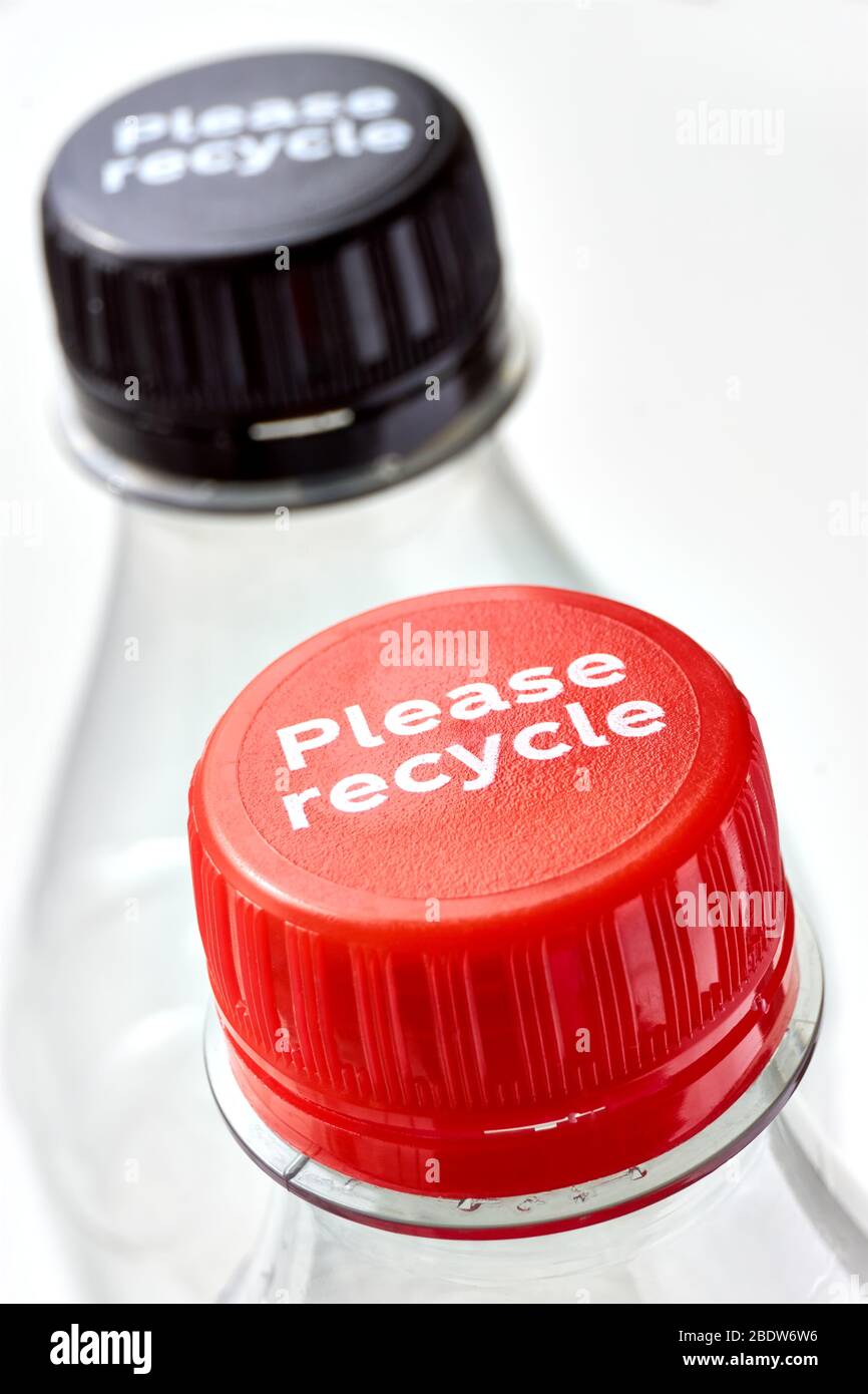 Bottiglie in plastica e tappi per bottiglie neri e rossi con messaggio di  riciclo su sfondo bianco. Concetto di inquinamento plastico. Immagine  verticale Foto stock - Alamy