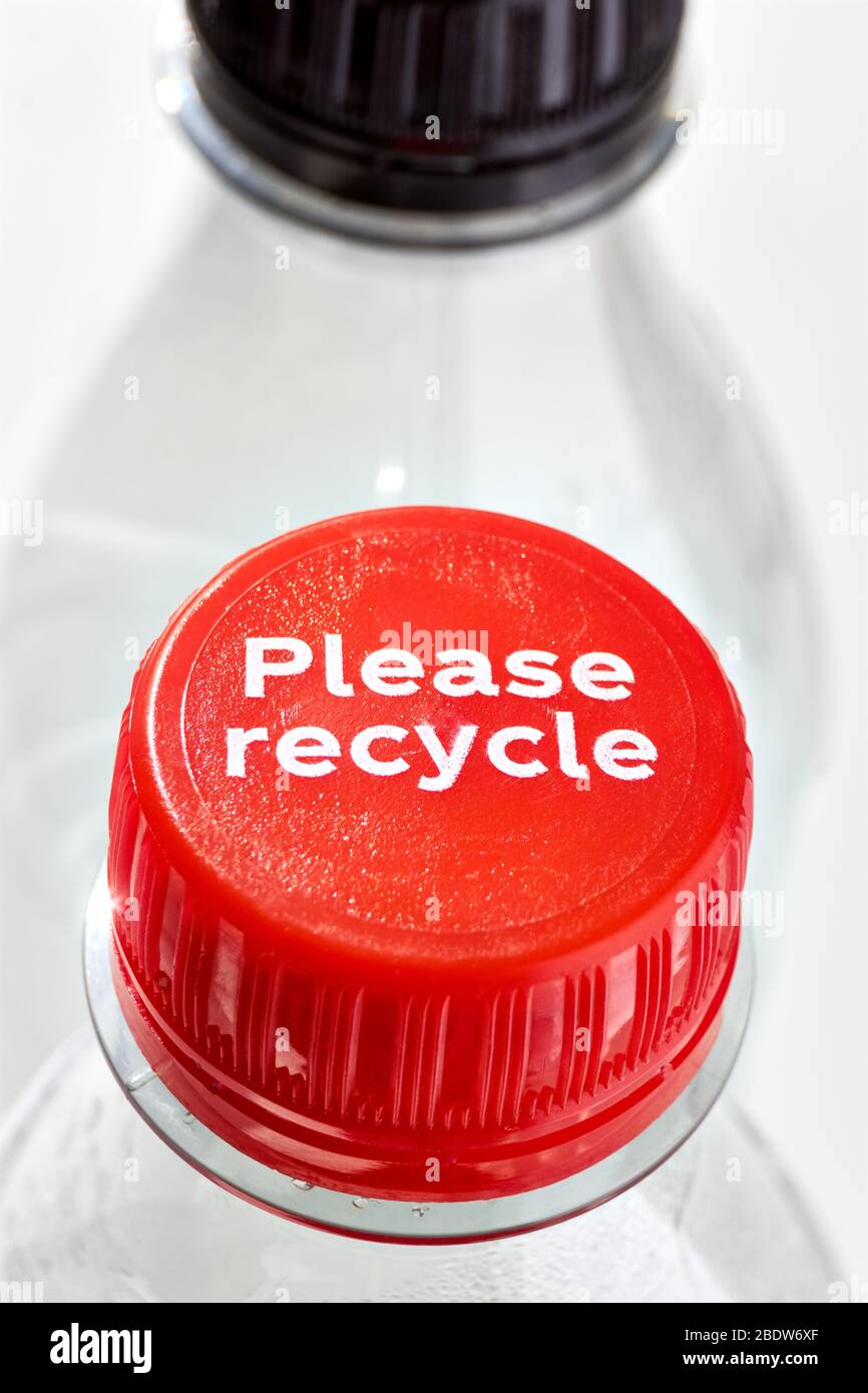 Bottiglie in plastica e tappi rossi e neri per bottiglie con messaggio di  riciclo su sfondo bianco. Concetto di inquinamento plastico. Immagine  verticale Foto stock - Alamy