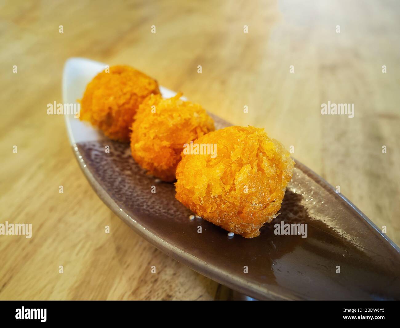 Croccanti e deliziose polpette di carne impanate sul piatto. Foto Stock