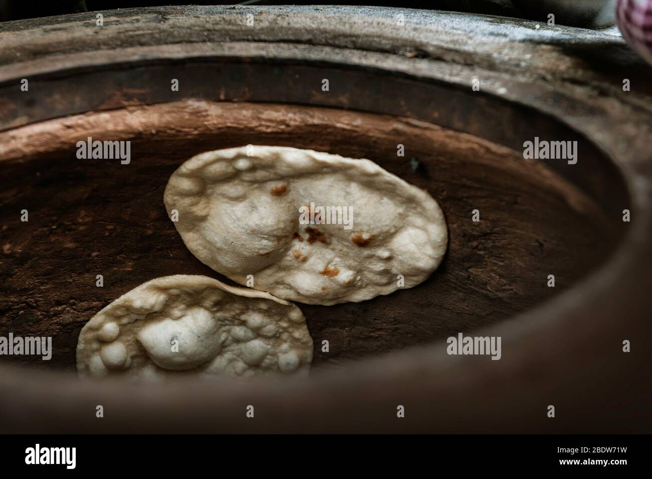 Tandoori naan o roti, un pane indiano cotto nel forno di argilla Foto Stock