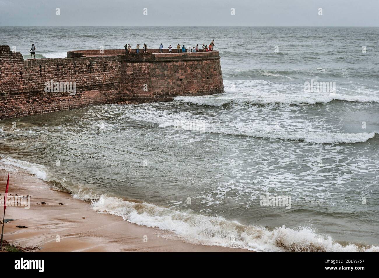 Aguada Fort - Goa Nord, India. Nella pioggia di monsun. Stagione della pioggia. Goa fuori stagione. Foto Stock