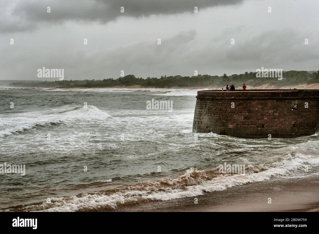 Aguada Fort - Goa Nord, India. Nella pioggia di monsun. Stagione della pioggia. Goa fuori stagione. Foto Stock