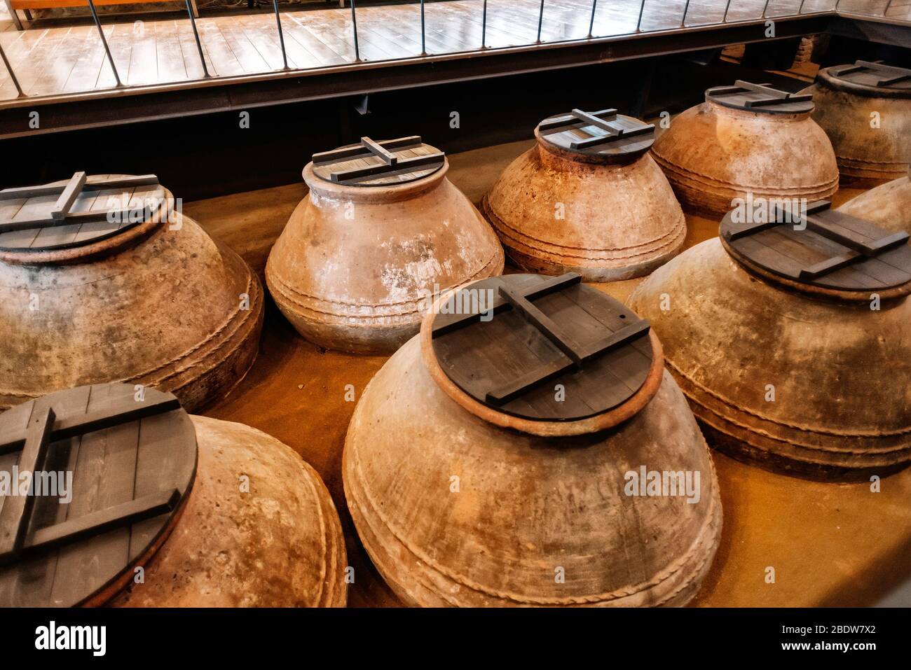 La produzione di olio extra vergine di oliva, vasetti di ceramica d'epoca, caraffe o anfore, Lesbos, Grecia Foto Stock