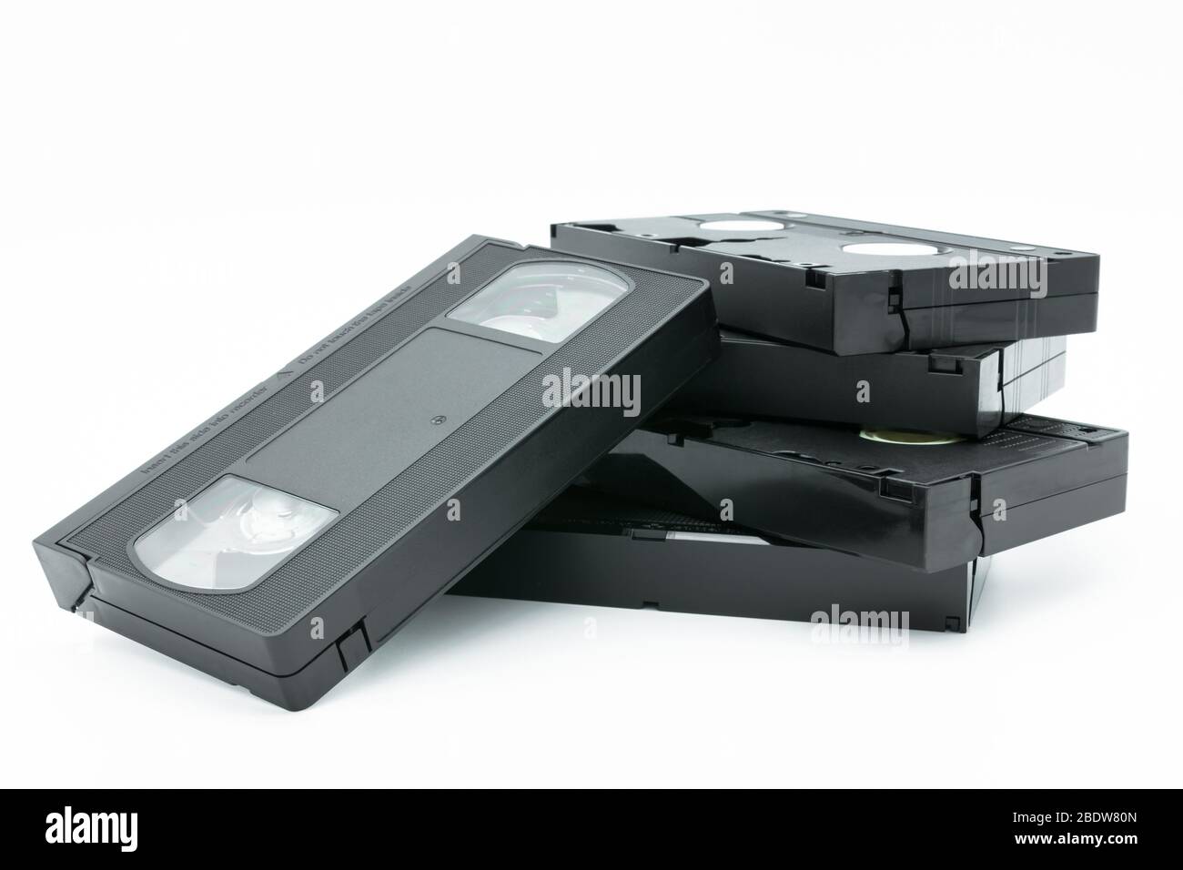 Pila di cassette video VHS isolate su sfondo bianco. Foto Stock