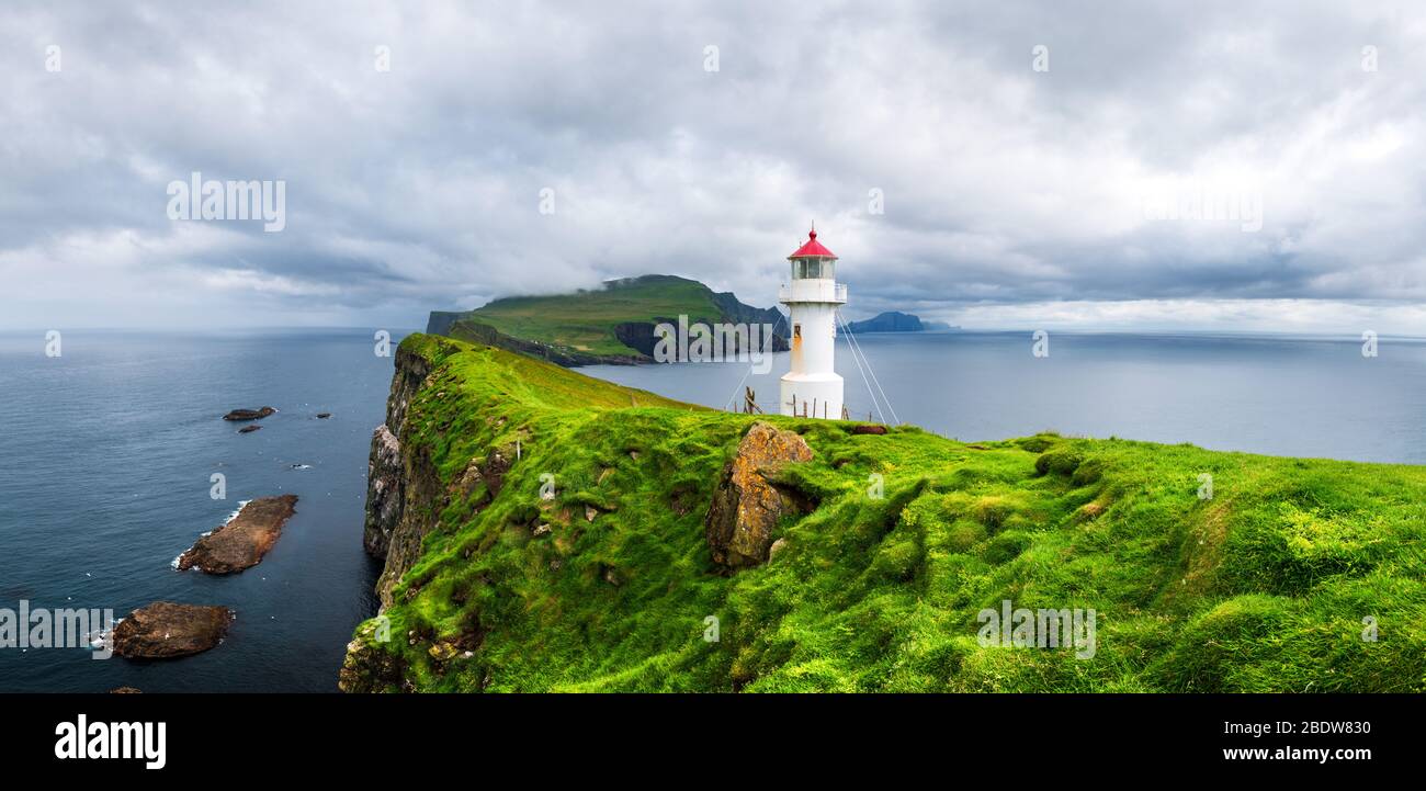 Vista panoramica sul vecchio faro sull'isola di Mykines, isole Faroe, Danimarca. Fotografia di paesaggio Foto Stock