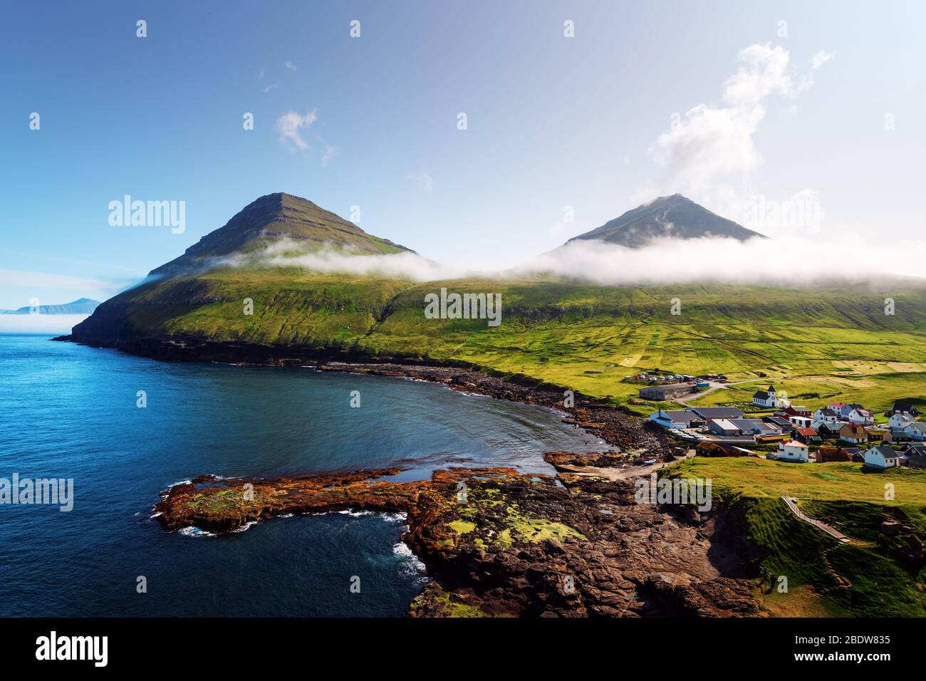 Vista pittoresca sul villaggio di Gjogv con case tipicamente colorate sull'isola Eysturoy, Isole Faroe, Danimarca. Fotografia di paesaggio Foto Stock