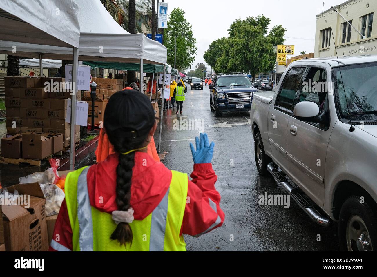 Van Nuys, California, Stati Uniti. 9 Apr 2020. Presidente del Consiglio comunale di Los Angeles in collaborazione con la Federazione della contea del lavoro che fornisce un Drive Thru e Walk Thru Food Pantry per le famiglie a prendere gli articoli essenziali della drogheria donati dai negozi locali. Credit: Jason Ryan /ZUMA Wire/ZUMAPRESS.com/Alamy Live News Foto Stock