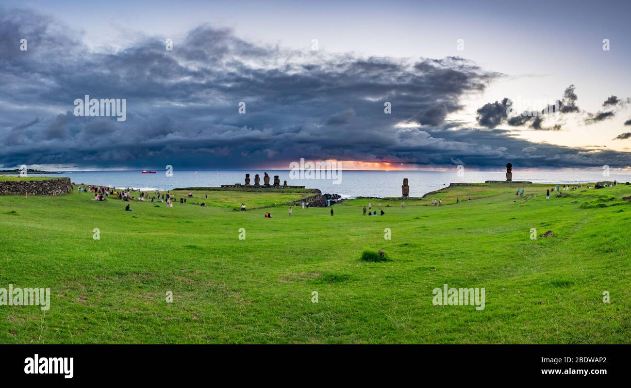 Tahai moais ampio panorama sotto le nuvole tempeste scure al tramonto Foto Stock