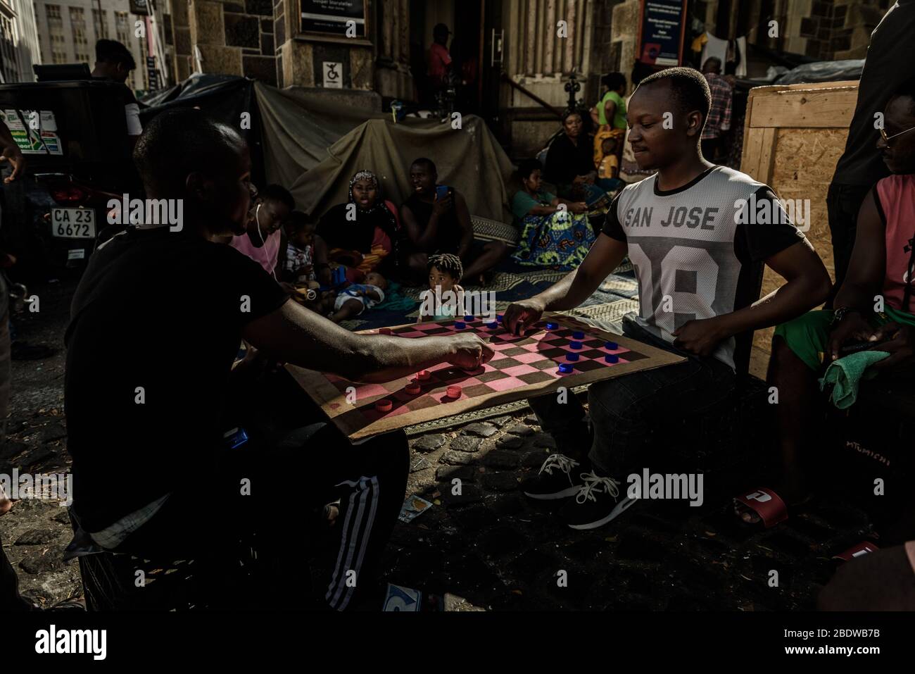 Rifugiati nazionali africani stranieri nella Greenmarket Square di Città del Capo durante i sei mesi di occupazione della Chiesa Metodista Centrale in Sud Africa Foto Stock