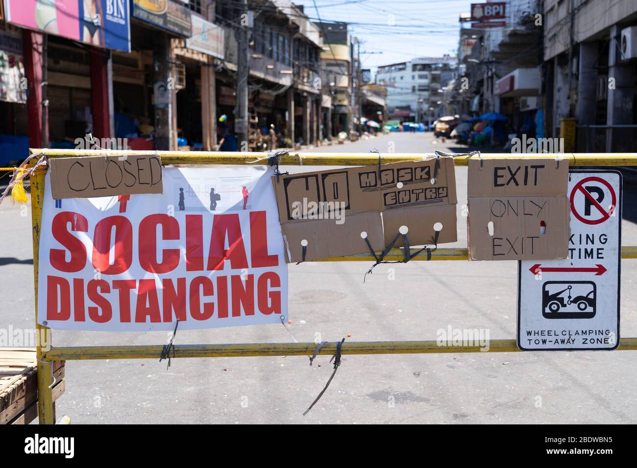 Una barriera all'interno di un'area di mercato di Cebu City che enfatizza la necessità di distanziare la società. Inoltre, nessuna maschera non è stata inserita, periodo di quarantena avanzata in corso durante l'epidemia COVID-19 2020 Foto Stock