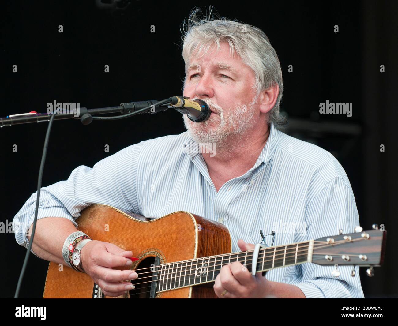 Simon Nicolo della FAirport Convention che si esibisce al Cropredy Festival della band, Regno Unito. 8 agosto 2012 Foto Stock