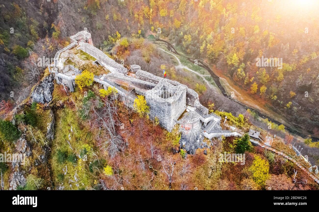 Veduta aerea della bellissima Cittadella di Poenari in autunno montagne Foto Stock