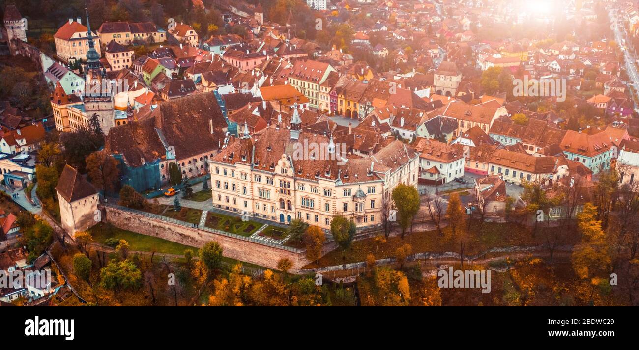 Famosa cittadella di Sighisoara nel paesaggio della città europea Foto Stock