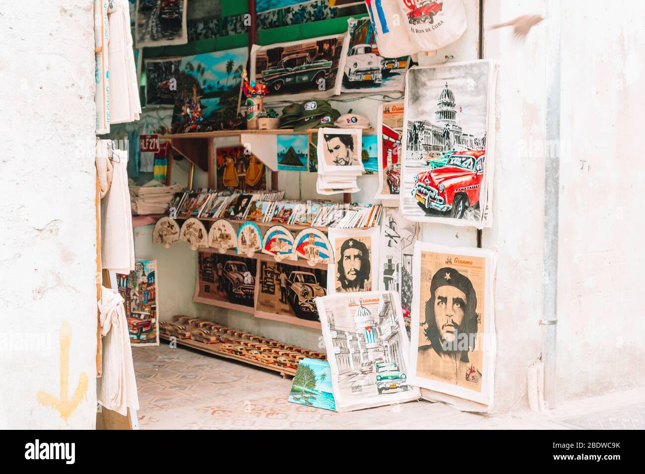 Piccolo mercato d'arte per le strade dell'Avana a Cuba Foto Stock