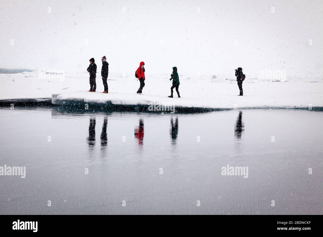 Turisti che scattano foto alla laguna del ghiacciaio di Jokulsarlon, Islanda Foto Stock
