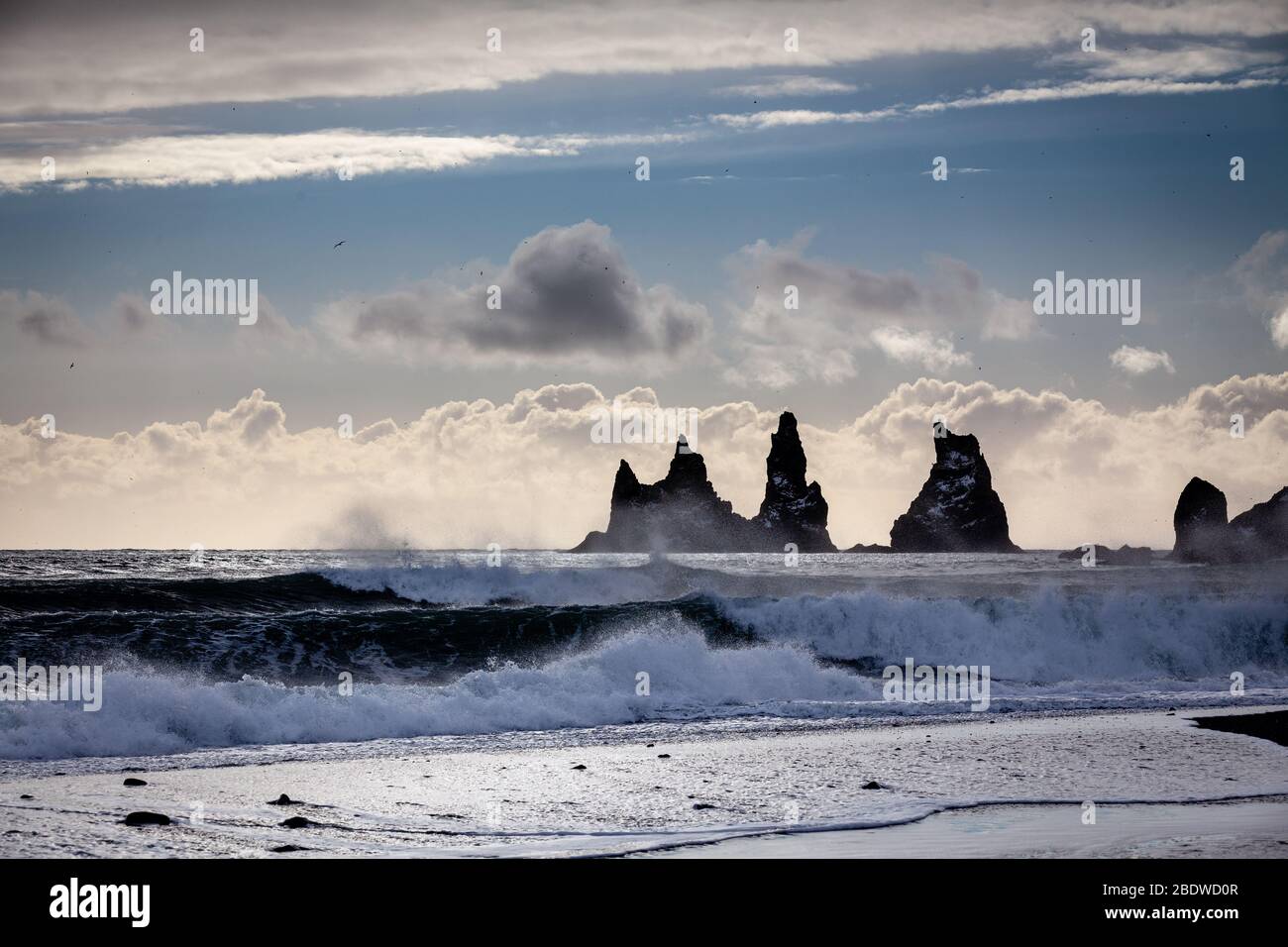 Reynisdragar impila di mare basalto in inverno a Vík í Mýrdal, sulla costa meridionale dell'Islanda Foto Stock