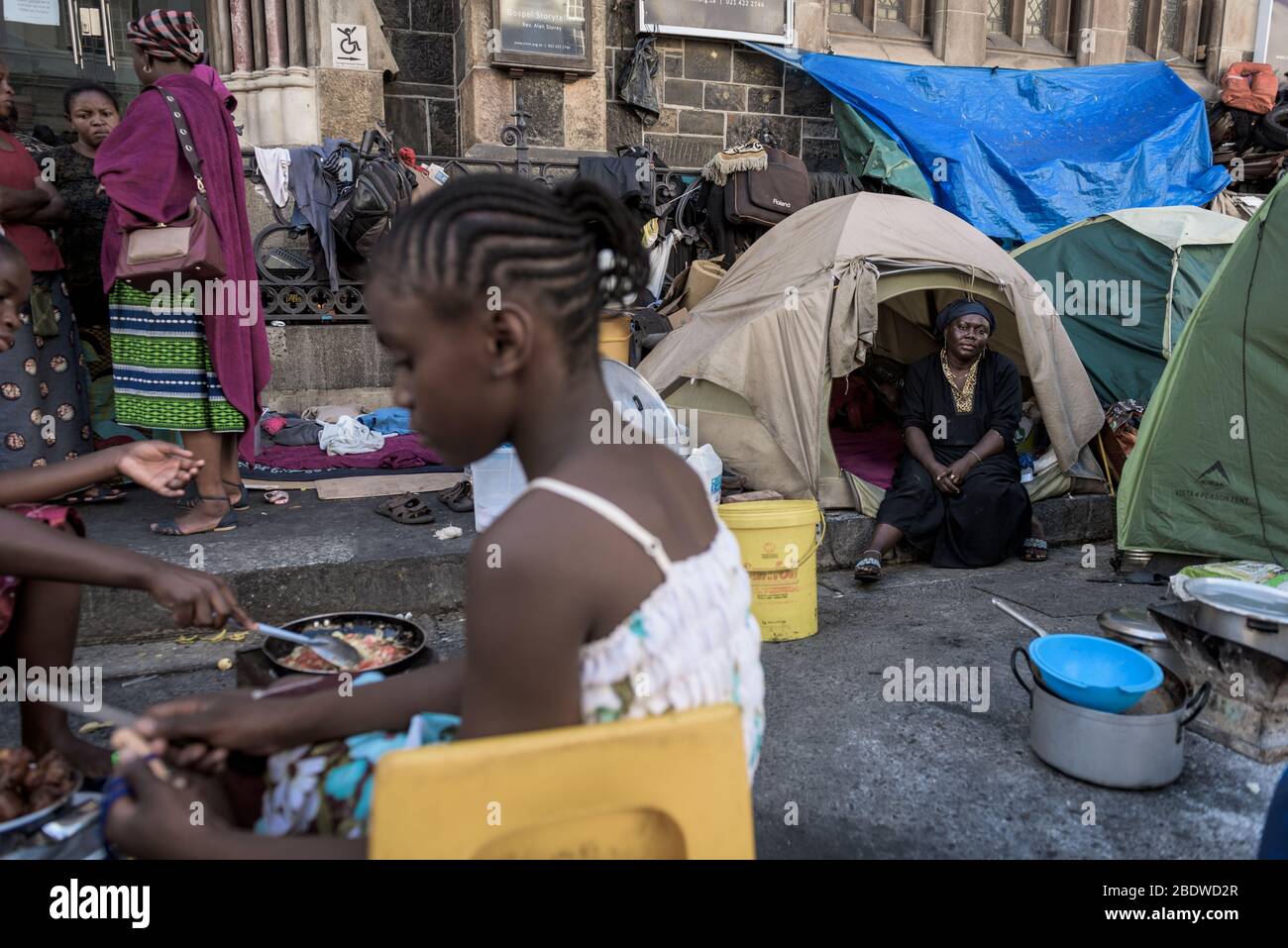 Rifugiati nazionali africani stranieri nella Greenmarket Square di Città del Capo durante i sei mesi di occupazione della Chiesa Metodista Centrale in Sud Africa Foto Stock