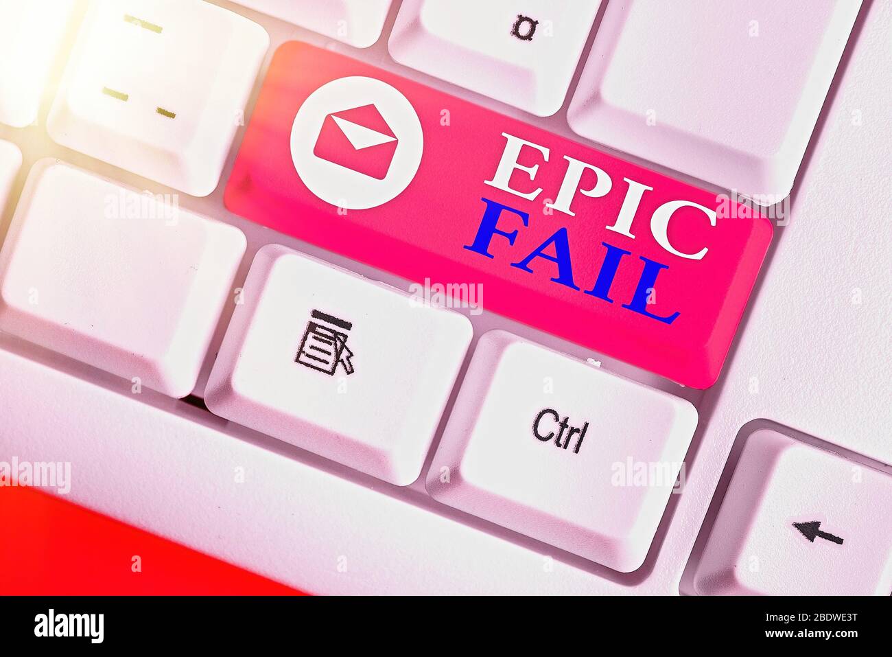 La scrittura della nota mostra Epic Fail. Il concetto di business per una spettacolare errore imbarazzante situazione umiliante Foto Stock