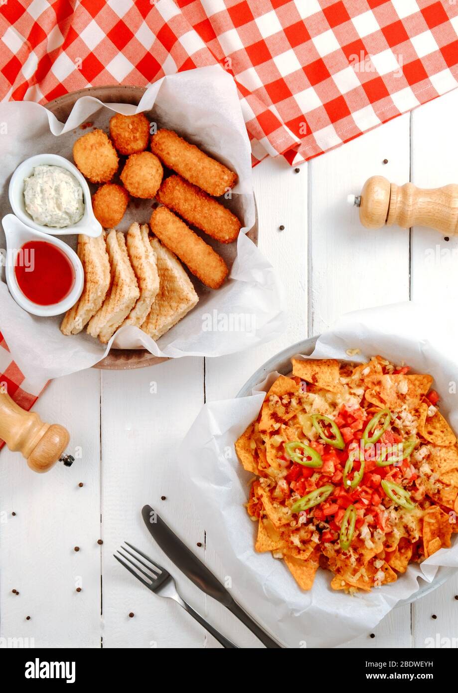 palle di formaggio bastoncini e panini con nachos sul tavolo Foto Stock